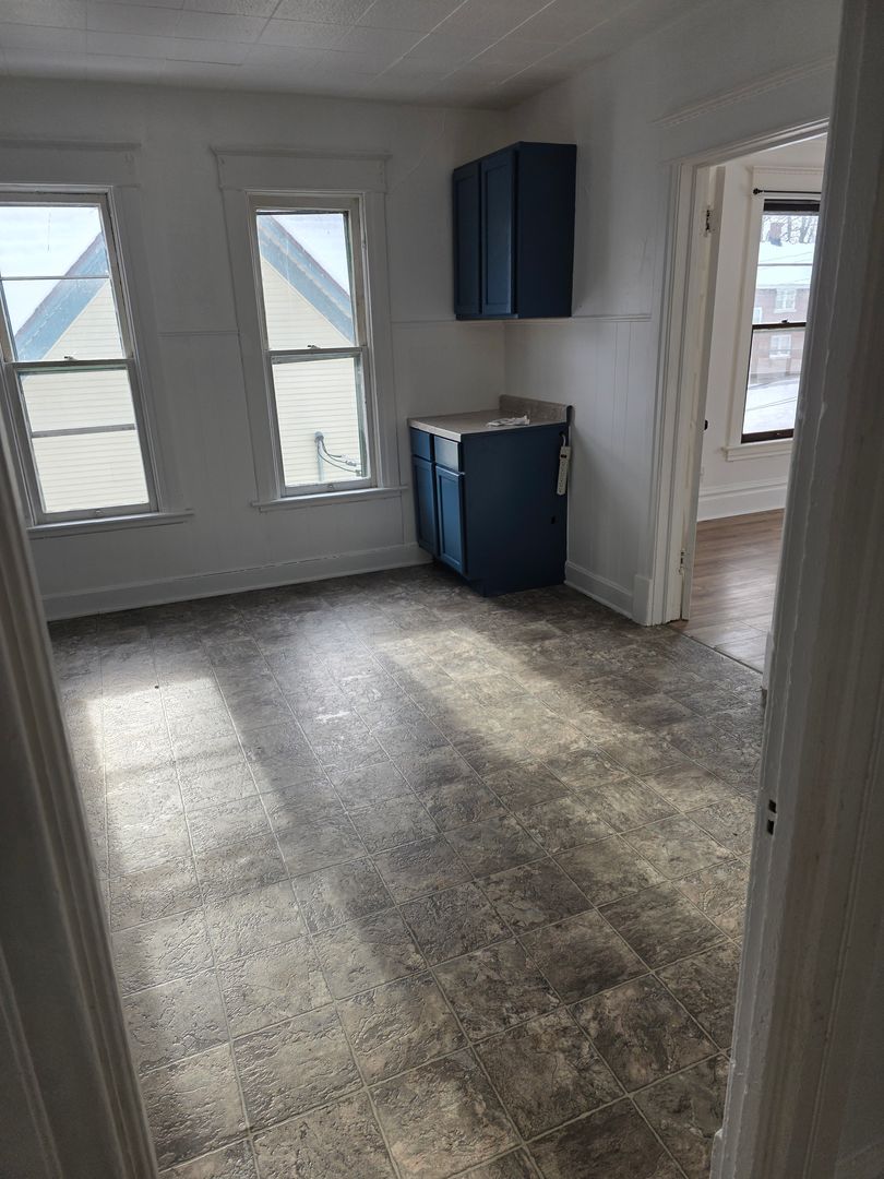 Rockford Apartment: 402 South Gardiner