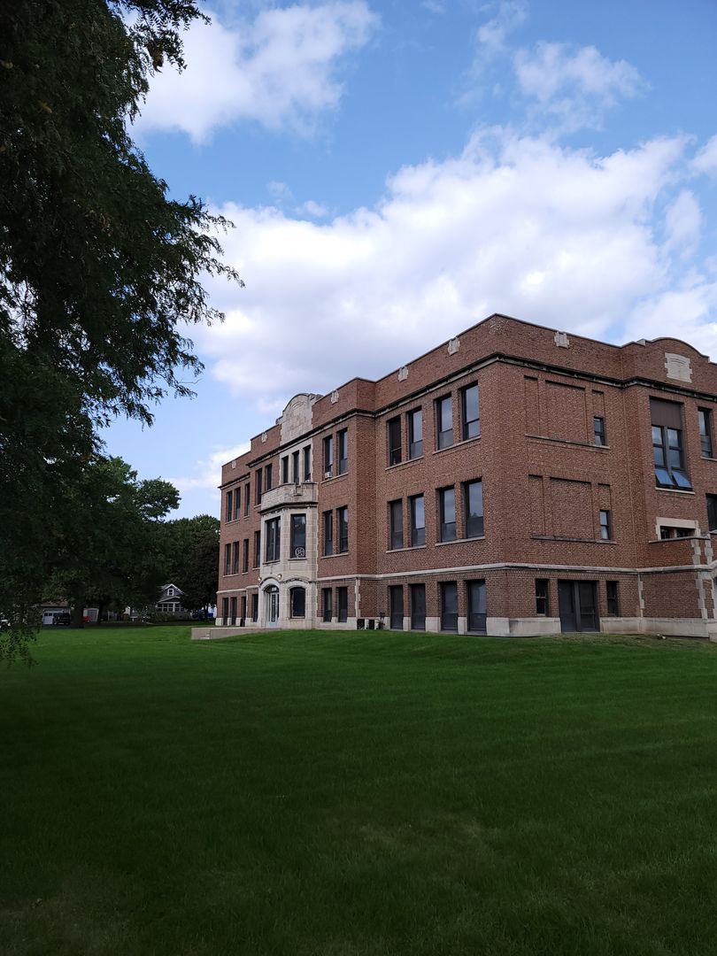 Rockford Apartment: 2208 8th Street