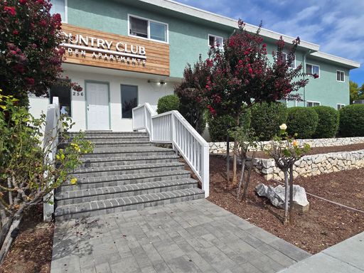 Downstairs Apartment, Wood Laminate Flooring, Fresh Paint, Updated Kitchen/Bathroom, Pool! – photo 1