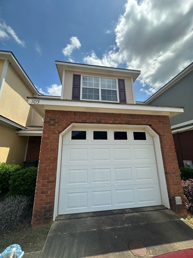 Enterprise Townhome: 105 S Springview