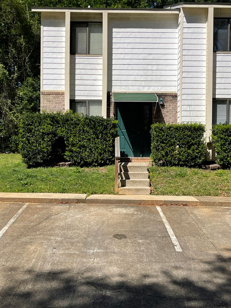 Enterprise House: 220 Candlebrook Dr.