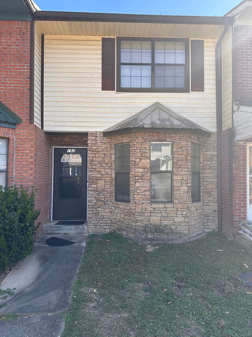 Daleville Townhome: 192 Lakeview Dr.