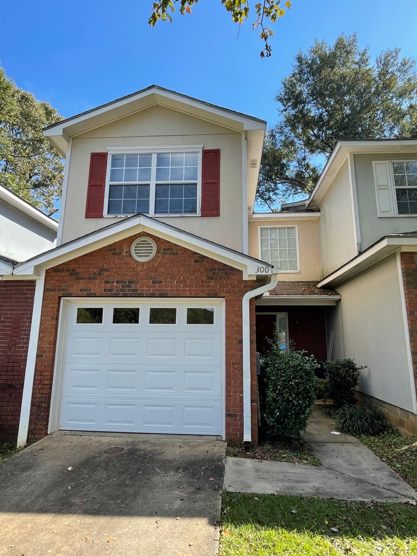 Enterprise Townhome: 300 Foxchase Lane