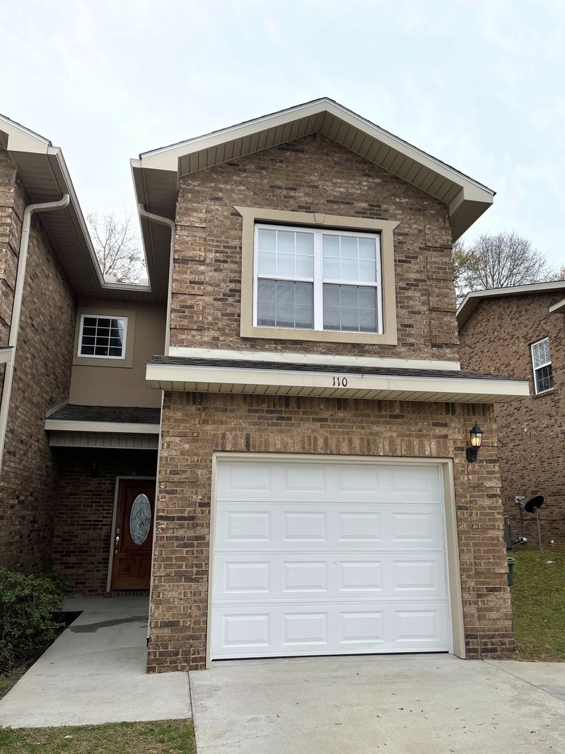 Enterprise Townhome: 110 Eagle Landing