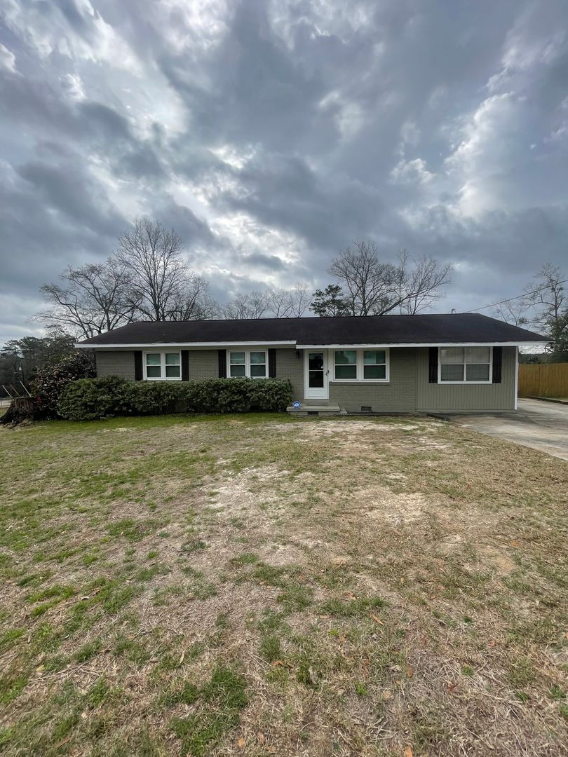 3BR/2BA Home in Ozark!