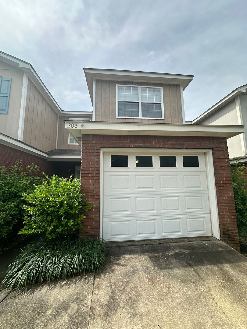 Enterprise Townhome: 206 Foxchase Lane