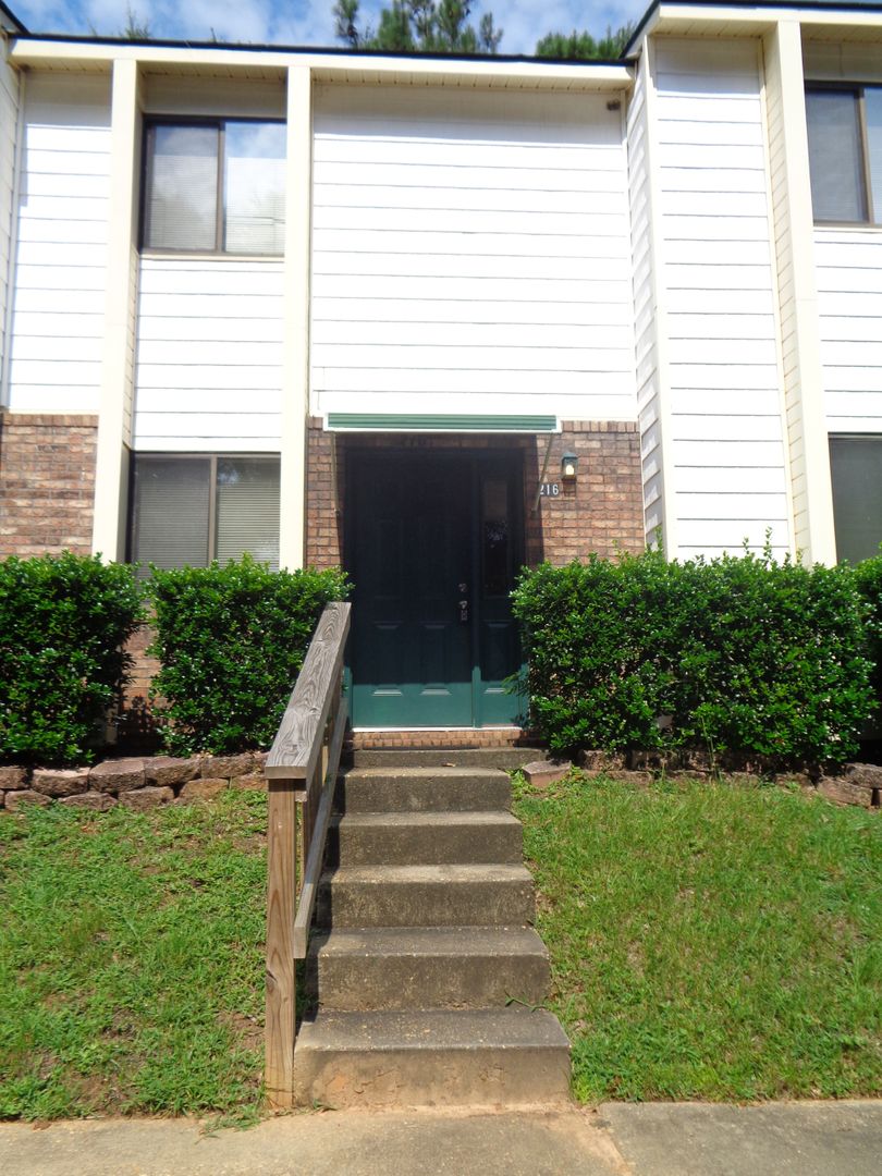 Enterprise Townhome: 216 Candlebrook Dr.