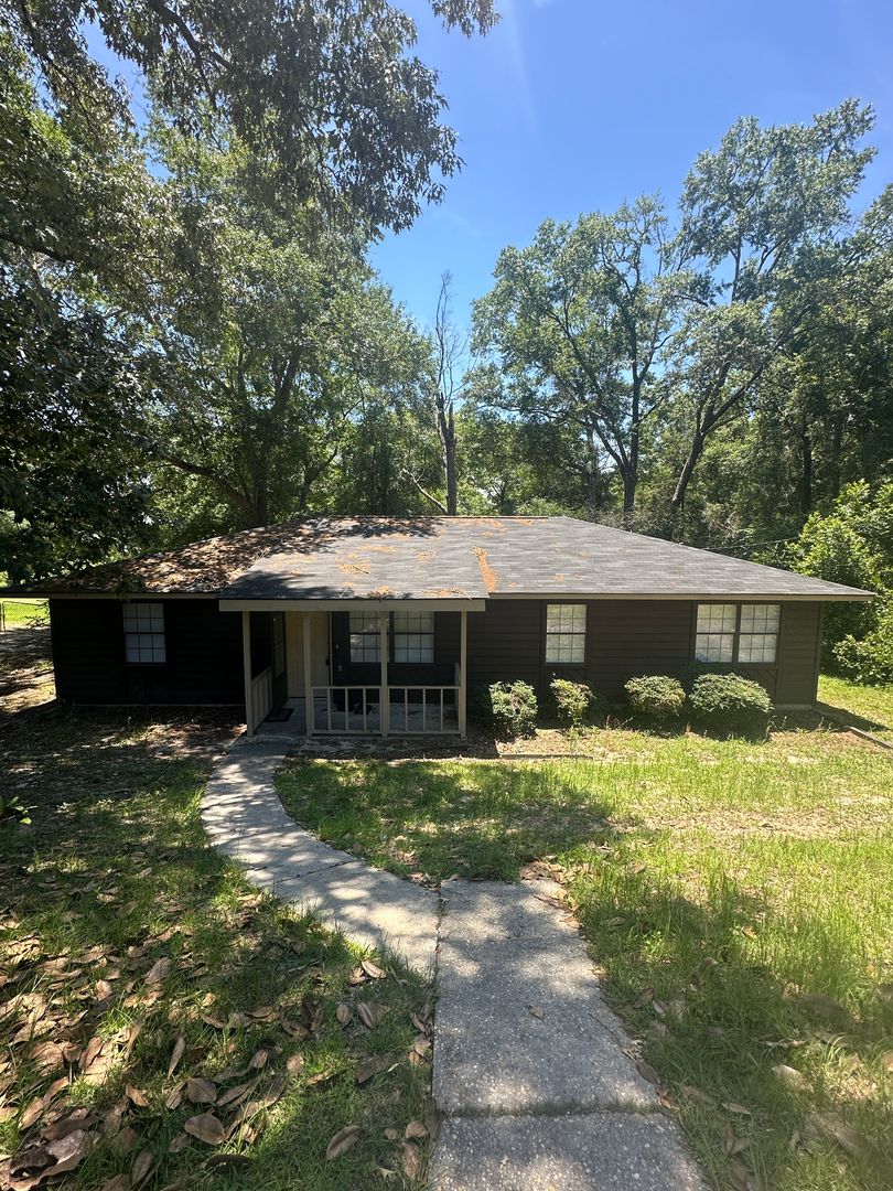 Daleville House: 125 Patricia Lane