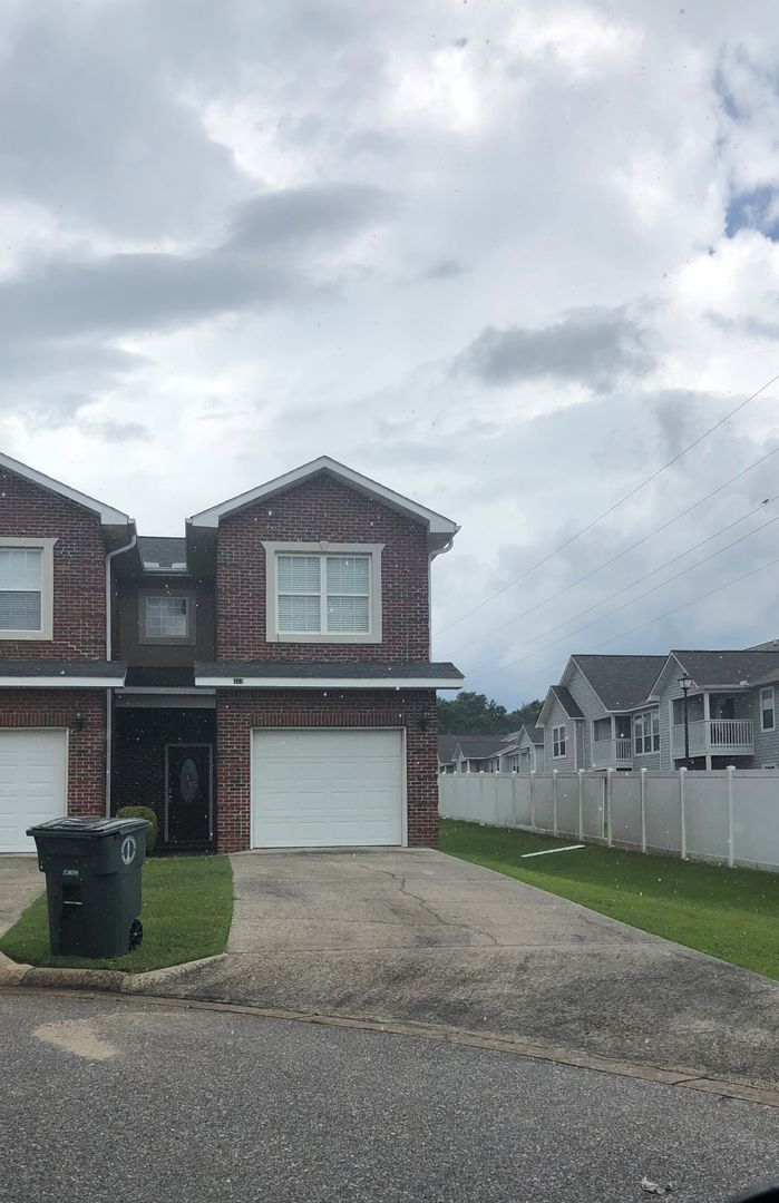 Enterprise Townhome: 323 Eagle Landing