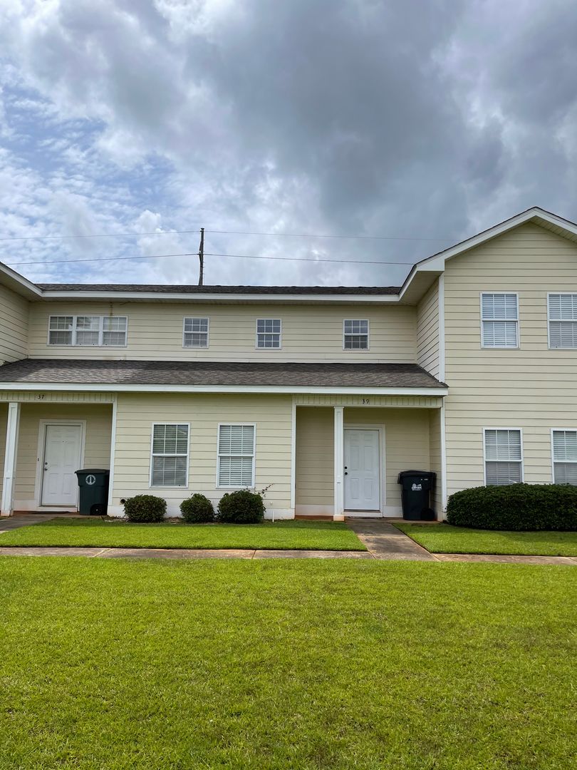Enterprise Townhome: 39 Courtyard Way