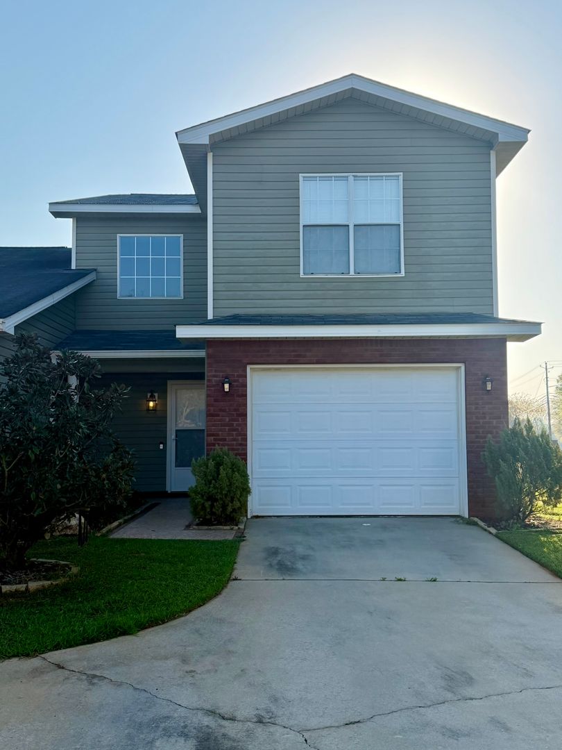 Enterprise Townhome: 106 Winterberry Way