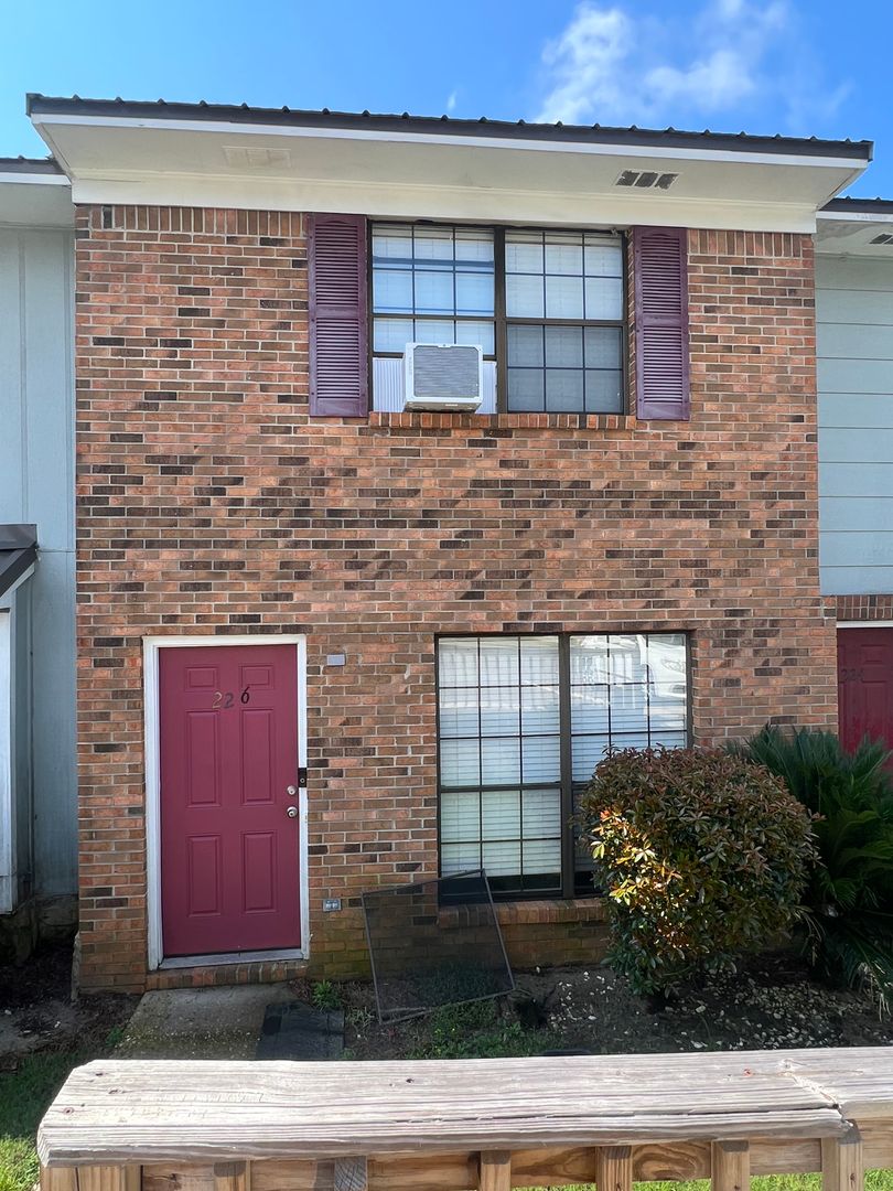 Daleville House: 226 Edith Way