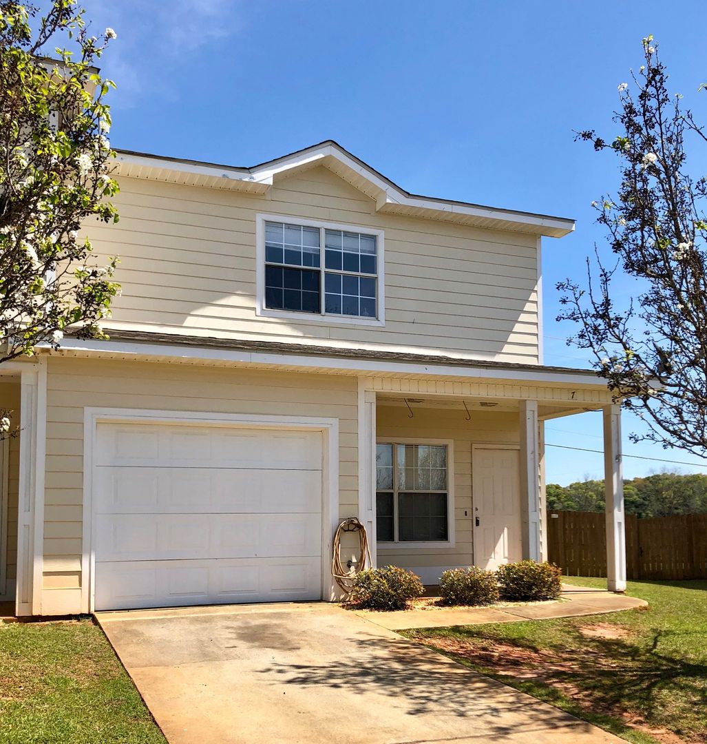 Enterprise Townhome: 7 Courtyard Way