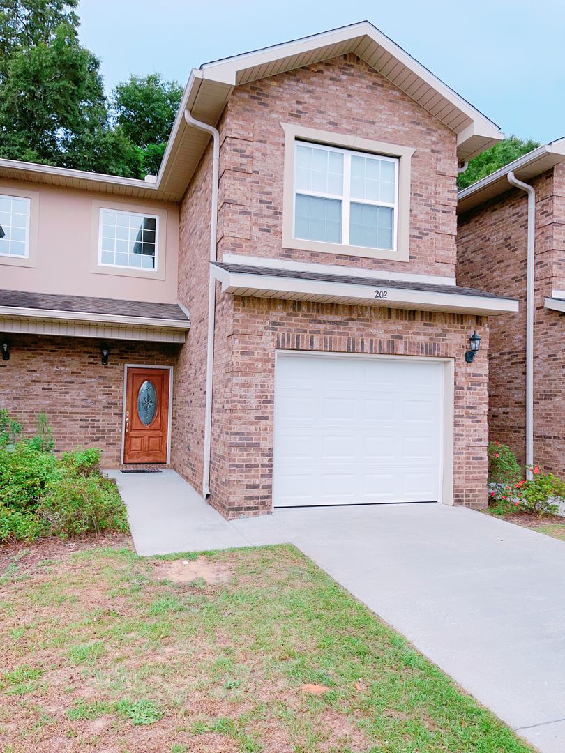 Enterprise Townhome: 202 Eagle Landing