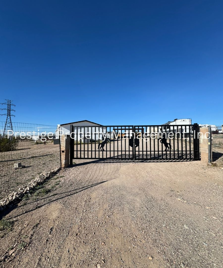 Vail House: 13260 S Hound Dog Rd