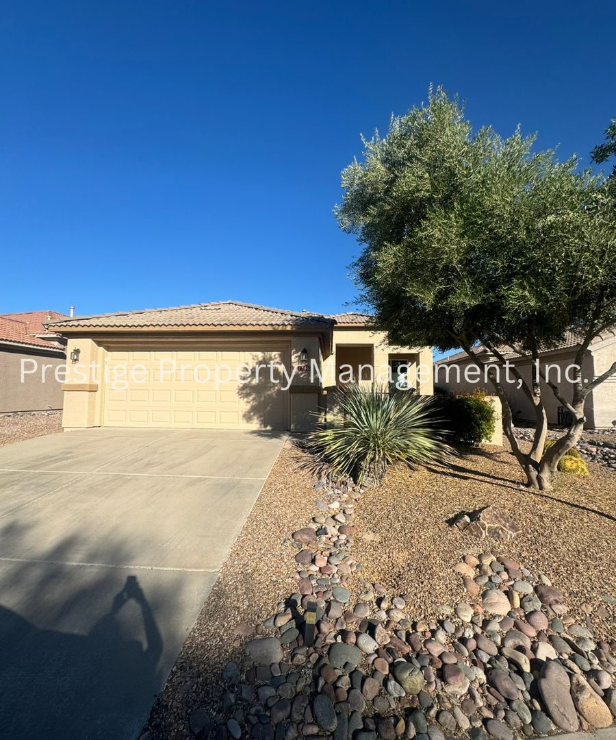 Marana House: 13462 N Holly Grape Dr