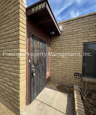 2/1 Centrally Located Adorable Duplex w/ Remodeled Kitchen! – photo 1