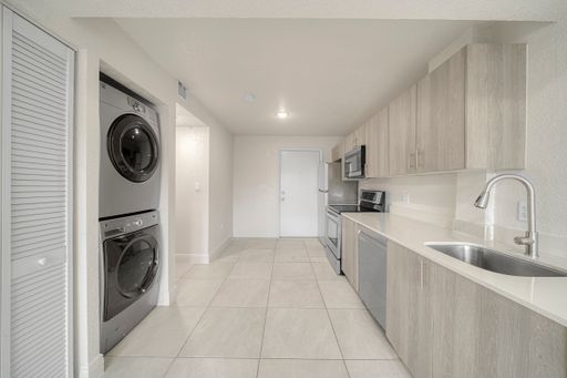 Modern Renovated Unit in North Miami! – photo 1