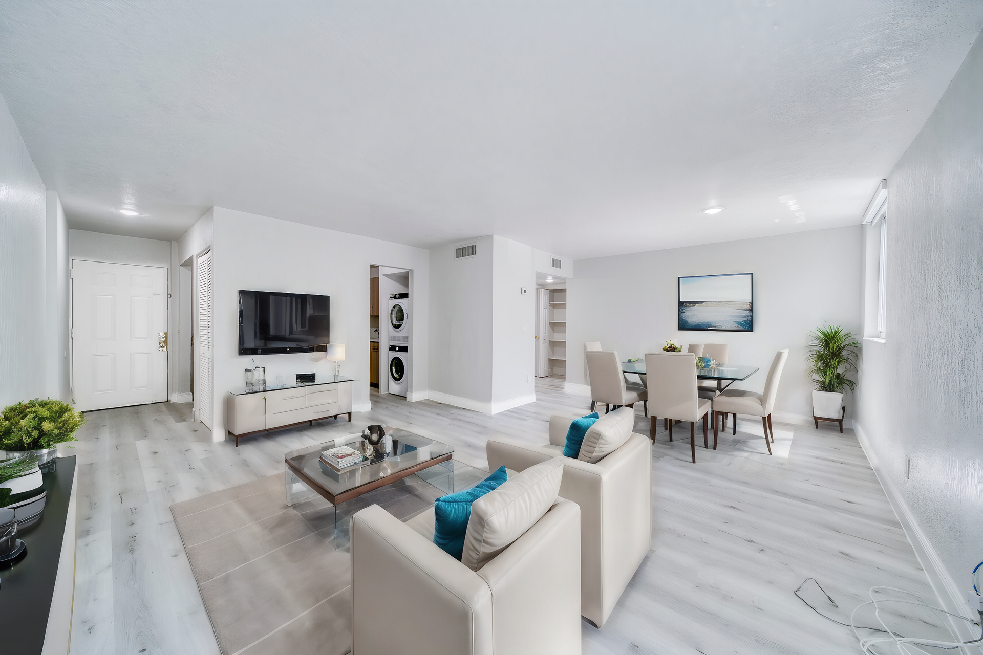 North Miami Apartment: Prestige Palms