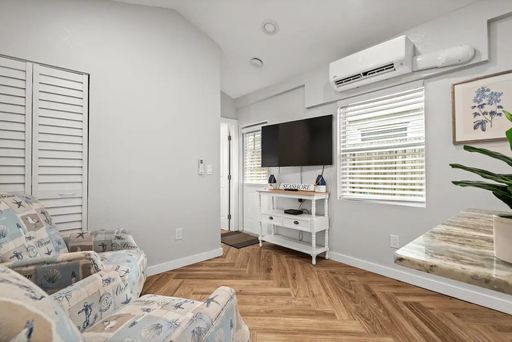 409 - Newly renovated 1 bedroom 1 Bath – photo 1