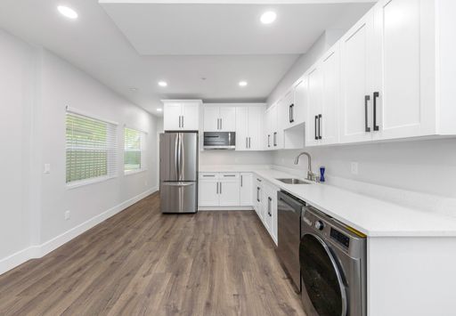 Renovated 1bed, 1 bath 1 block from the bay! – photo 1