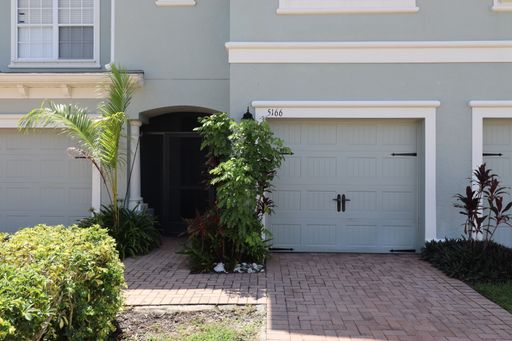 Townhouse for rent – photo 1