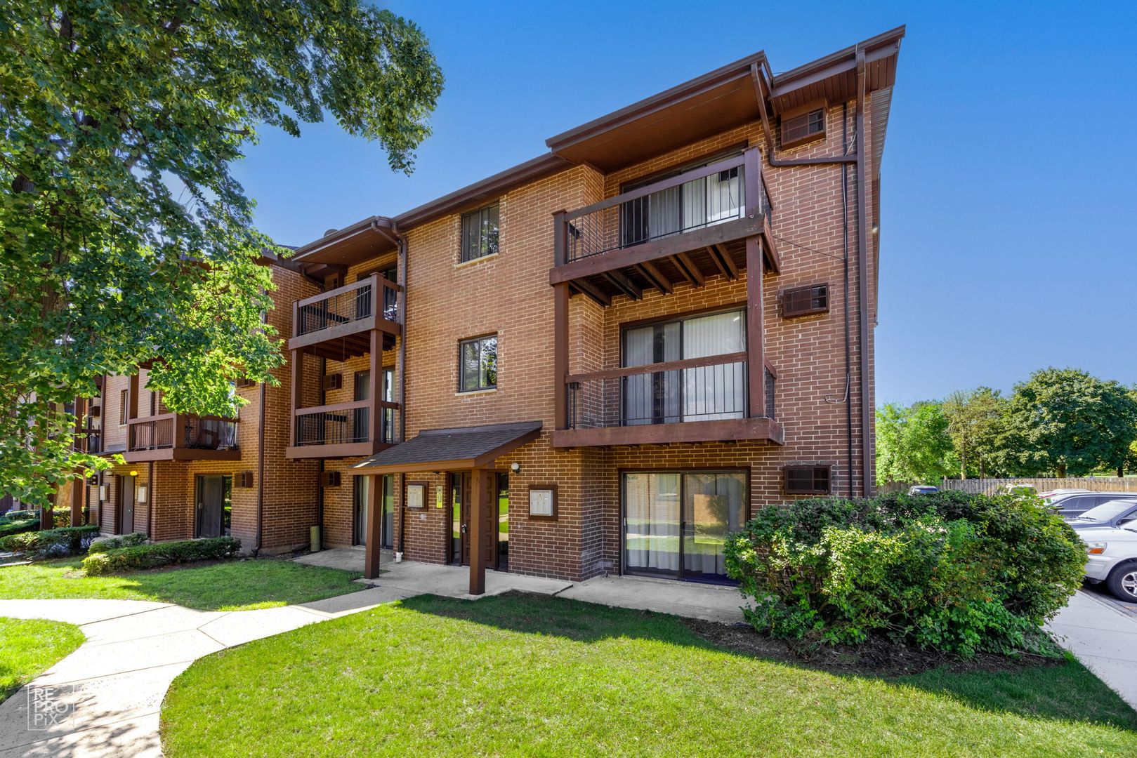 Palatine Apartment: 1515 N Winslow Drive