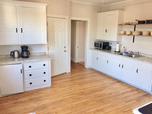 Fully Furnished 4BR/2BA Apartment with Parking – photo 1