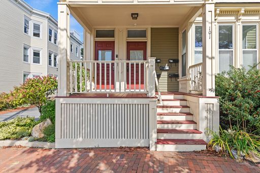 Large, sunny 3BR/2BA directly across from North St Park! – photo 1
