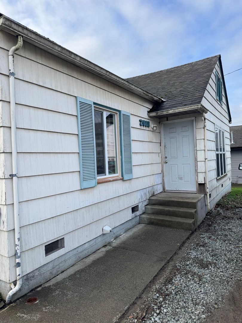 Mount Vernon House: 2008 E College Way