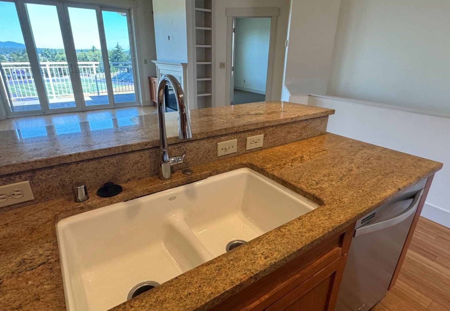 End Unit, 3 Bed, 2.5 Bath PLUS Bonus Room, Anacortes 4 of 12
