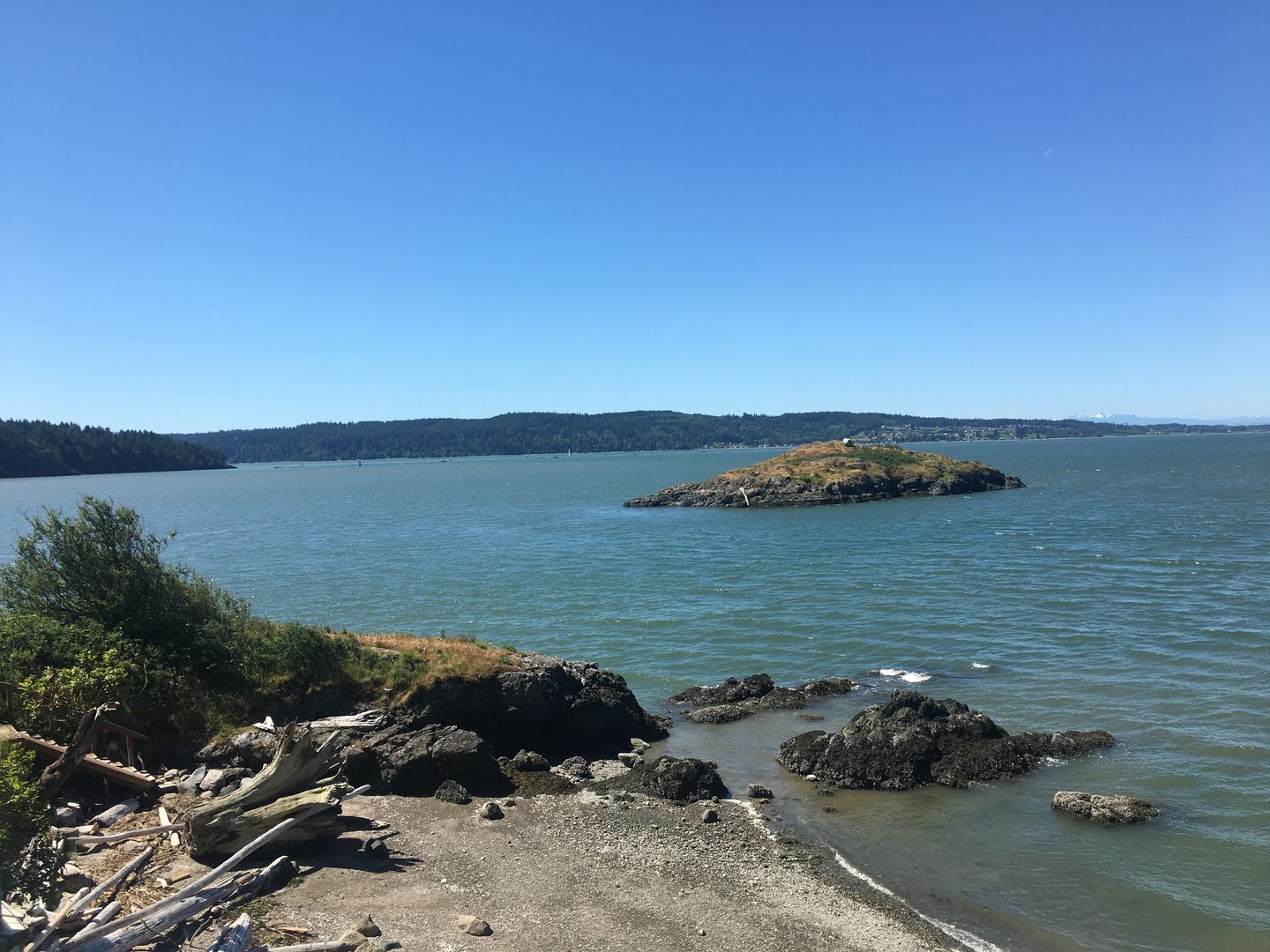 La Conner House: 9923 Pull and Be Damned Point Road