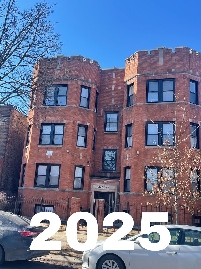 Chicago Apartment: 6840-42 S Calumet