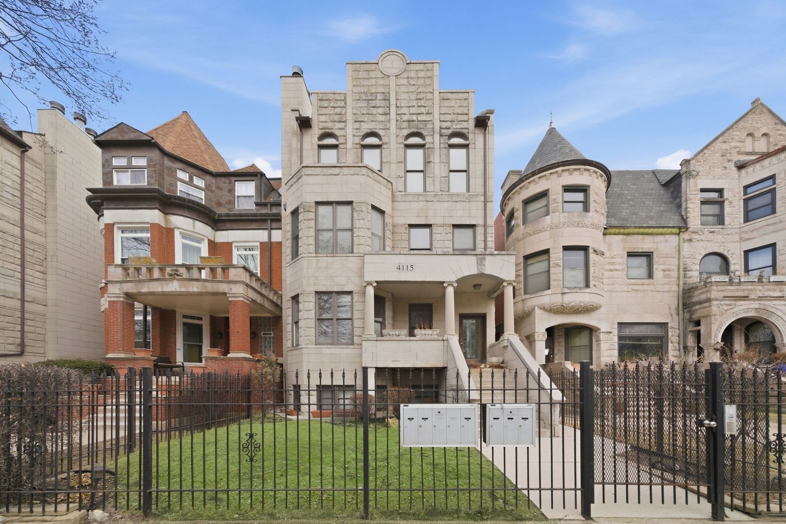 Chicago House: 4115 S Drexel Boulevard - 3F