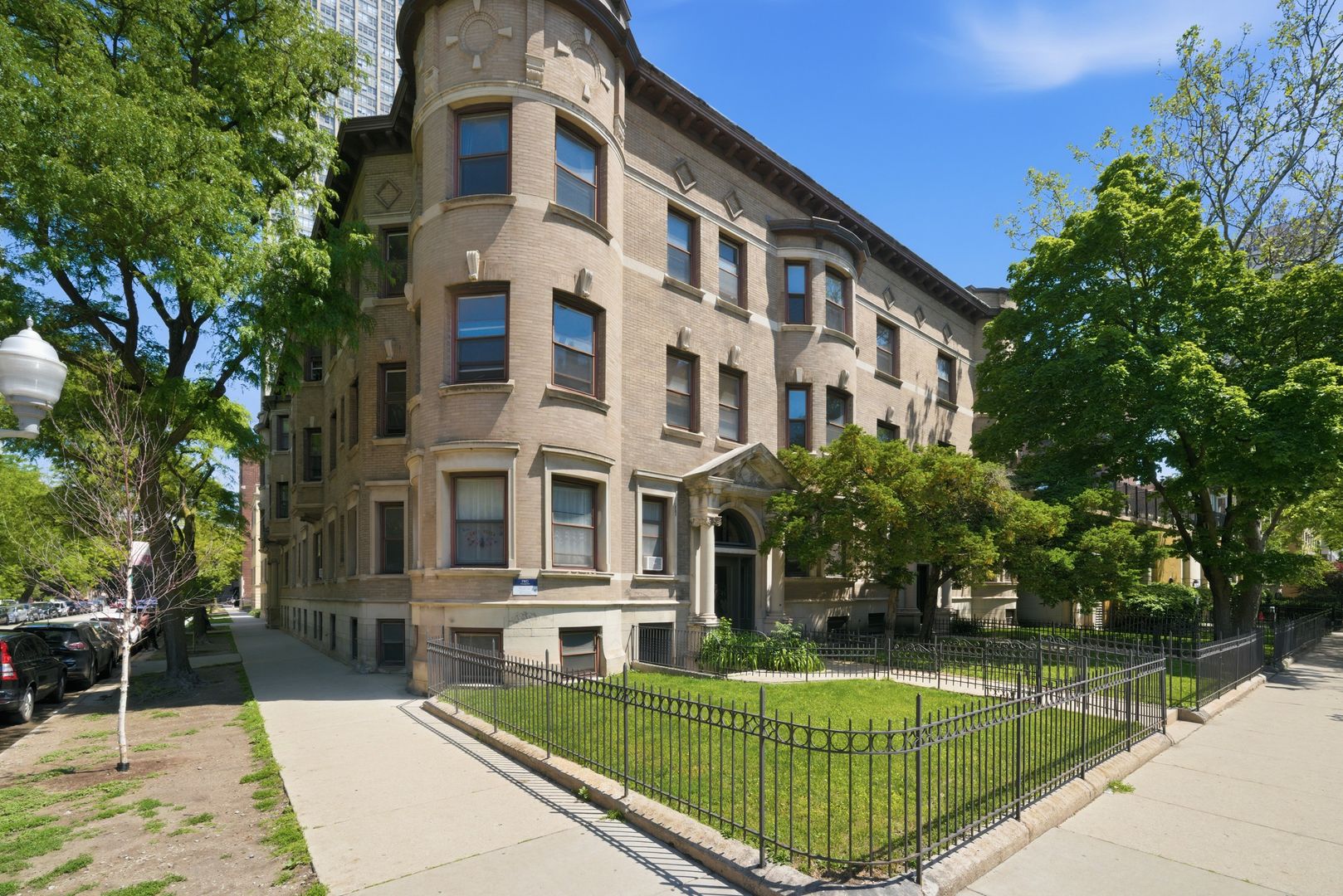 Chicago Apartment: 668-72 W. Sheridan Rd; 3915-17 N. Pine Grove