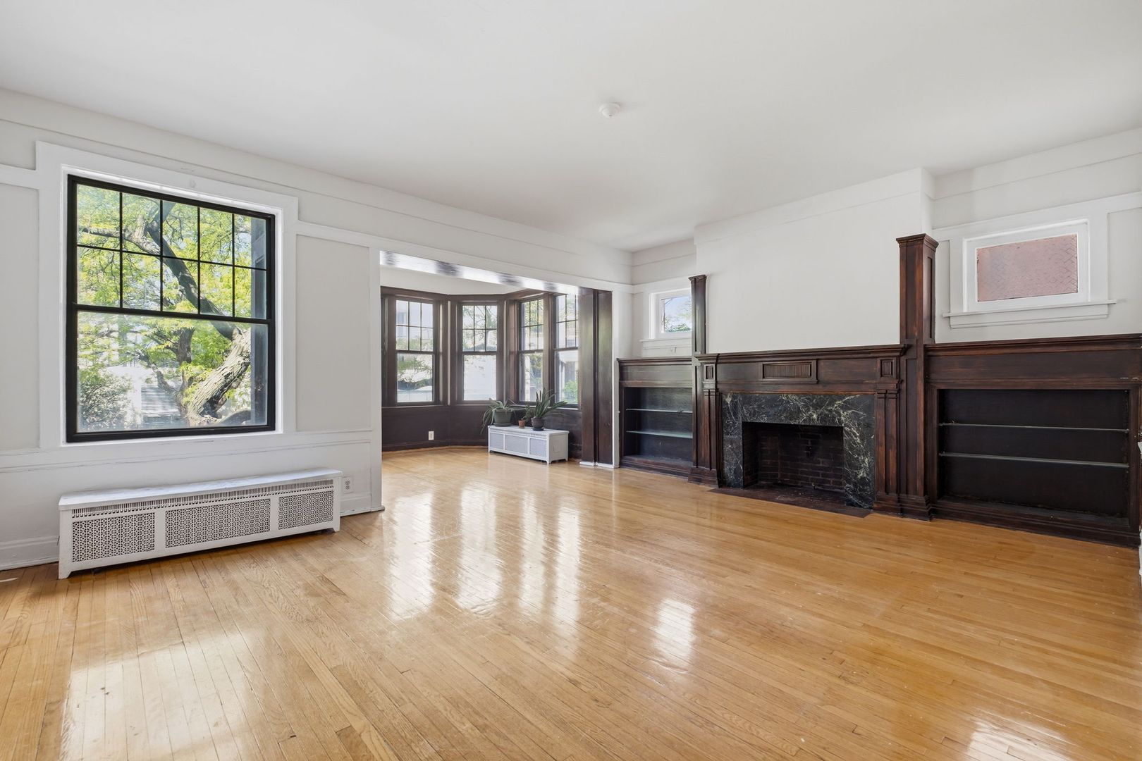Chicago Apartment: 3919-35 N Pine Grove Ave