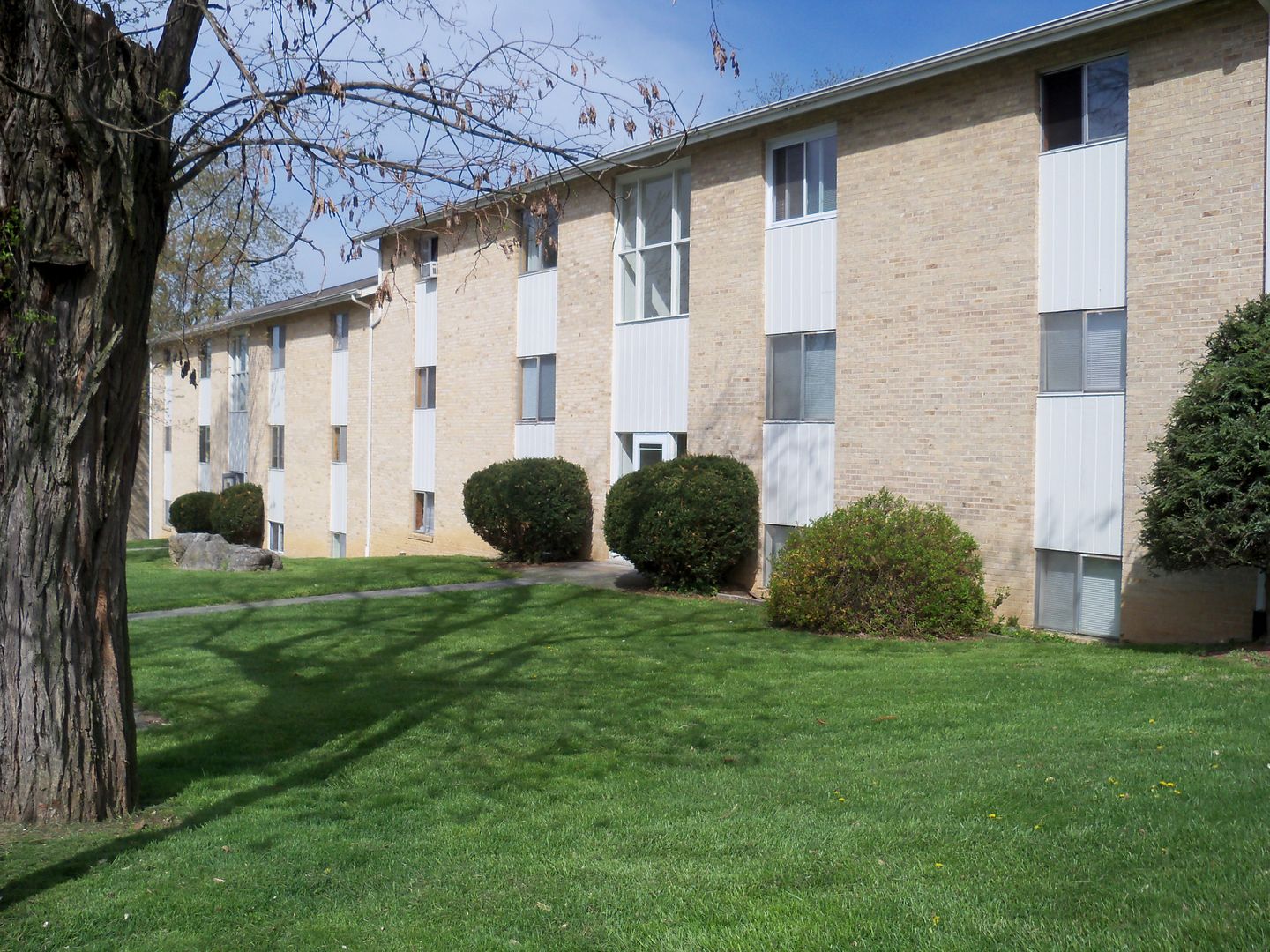 Blacksburg Apartment: 300-317 Apt. Heights Dr.