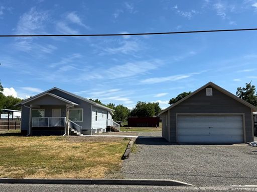 Spacious 4-Bedroom Home with Detached Garage & Large Yard in Clarkston