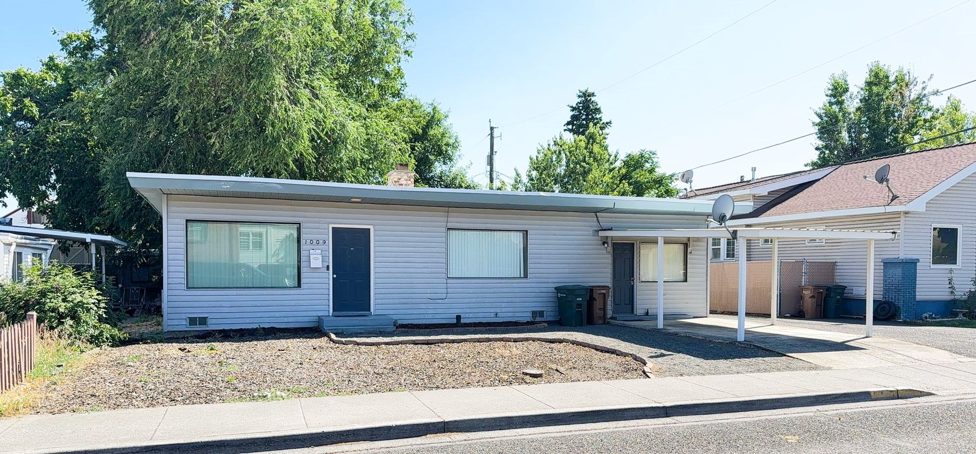 Welcome to this Charming 3 bedroom, 2 bathroom with a BONUS ROOM - Located in the Desirable area of Clarkston, WA.