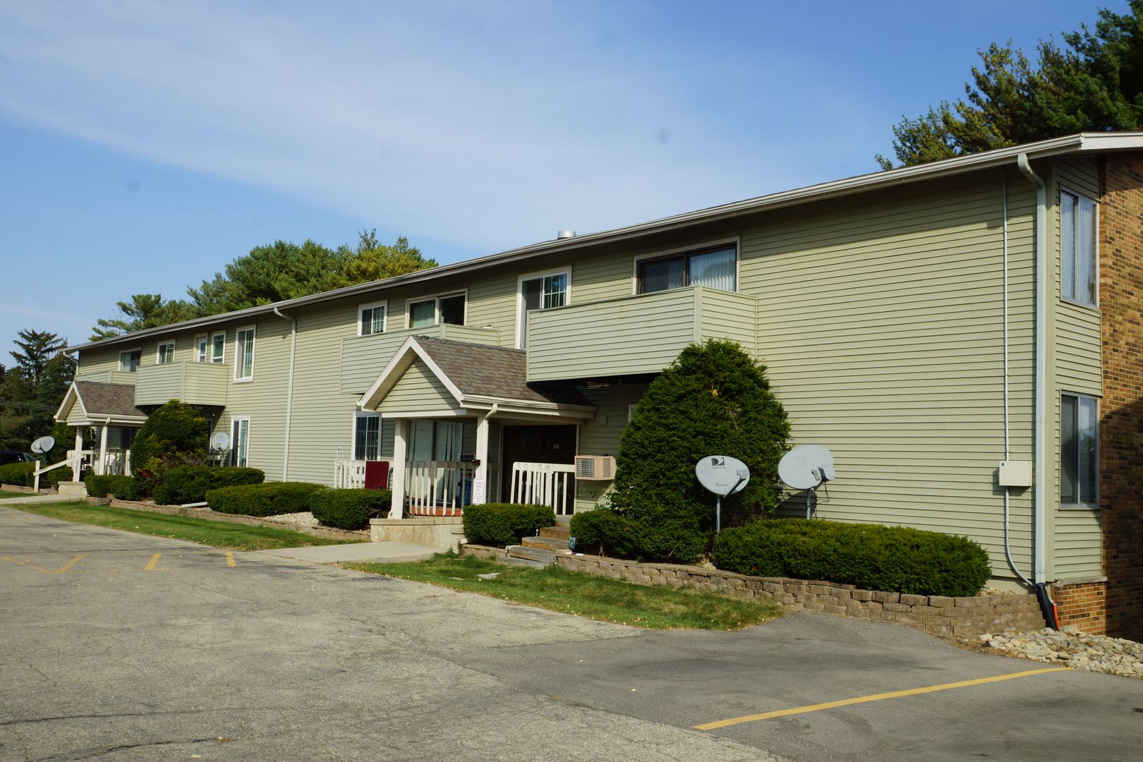 Stoughton Apartment: 809 Lincoln Avenue