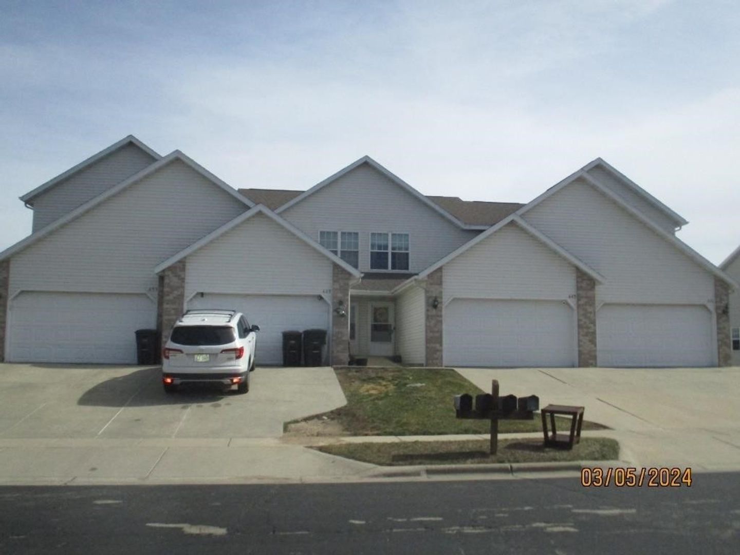 Stoughton Townhome: 421-453 Nygaard St