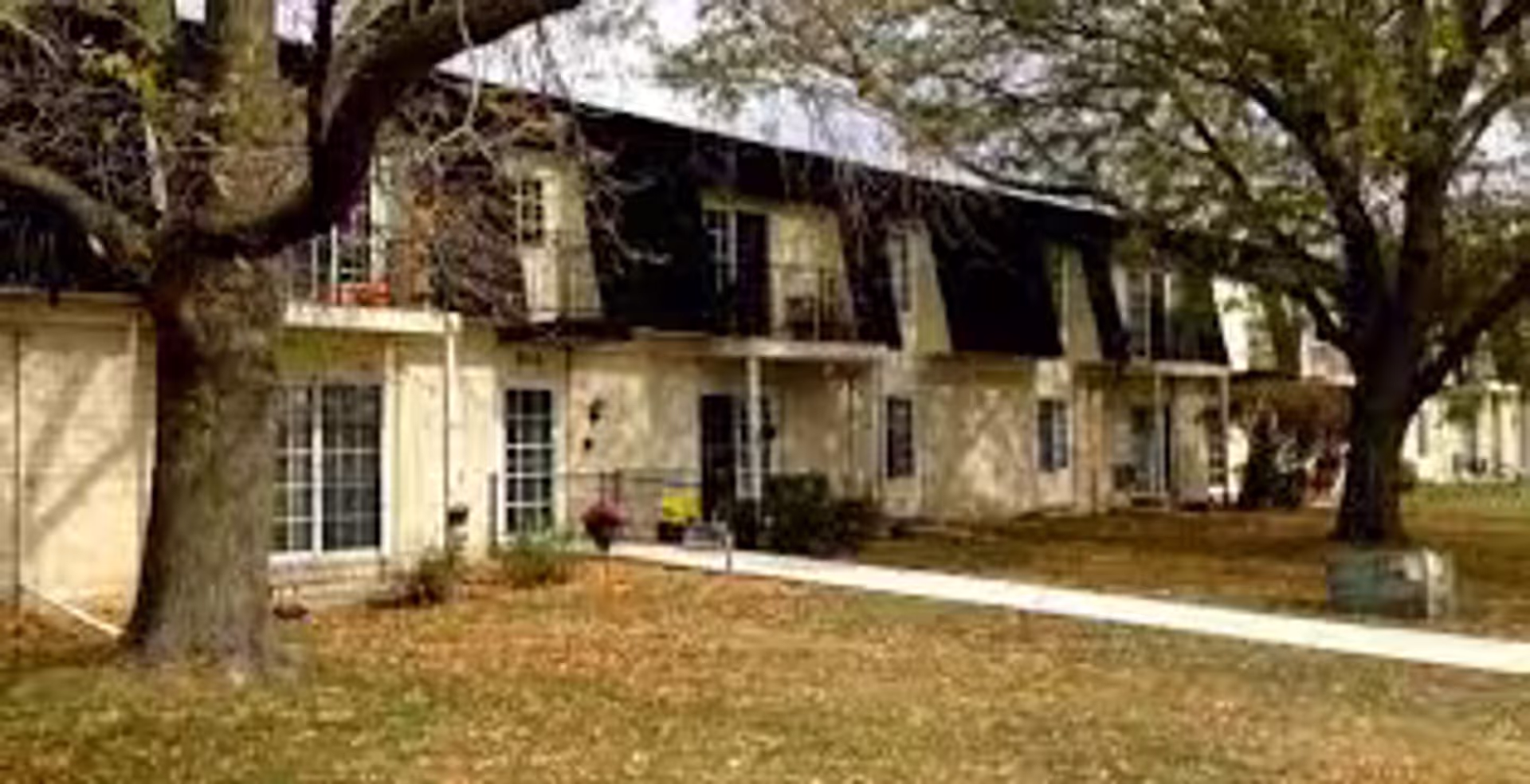 Windsor Apartment: 6512-6516 Lake Rd