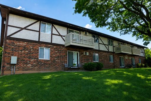 ONE MONTH FREE - Newly Remodeled 2-Bedroom Apartment in Oregon — FREE Heat & Minutes from Madison & Fitchburg!