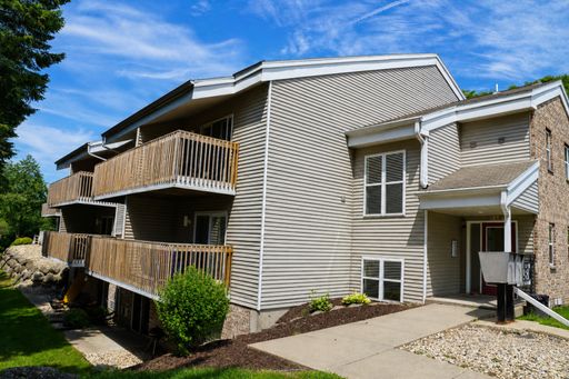 Stylish Loft Apartments Near the Madison Arboretum – Pet-Friendly & Prime Location! – photo 1