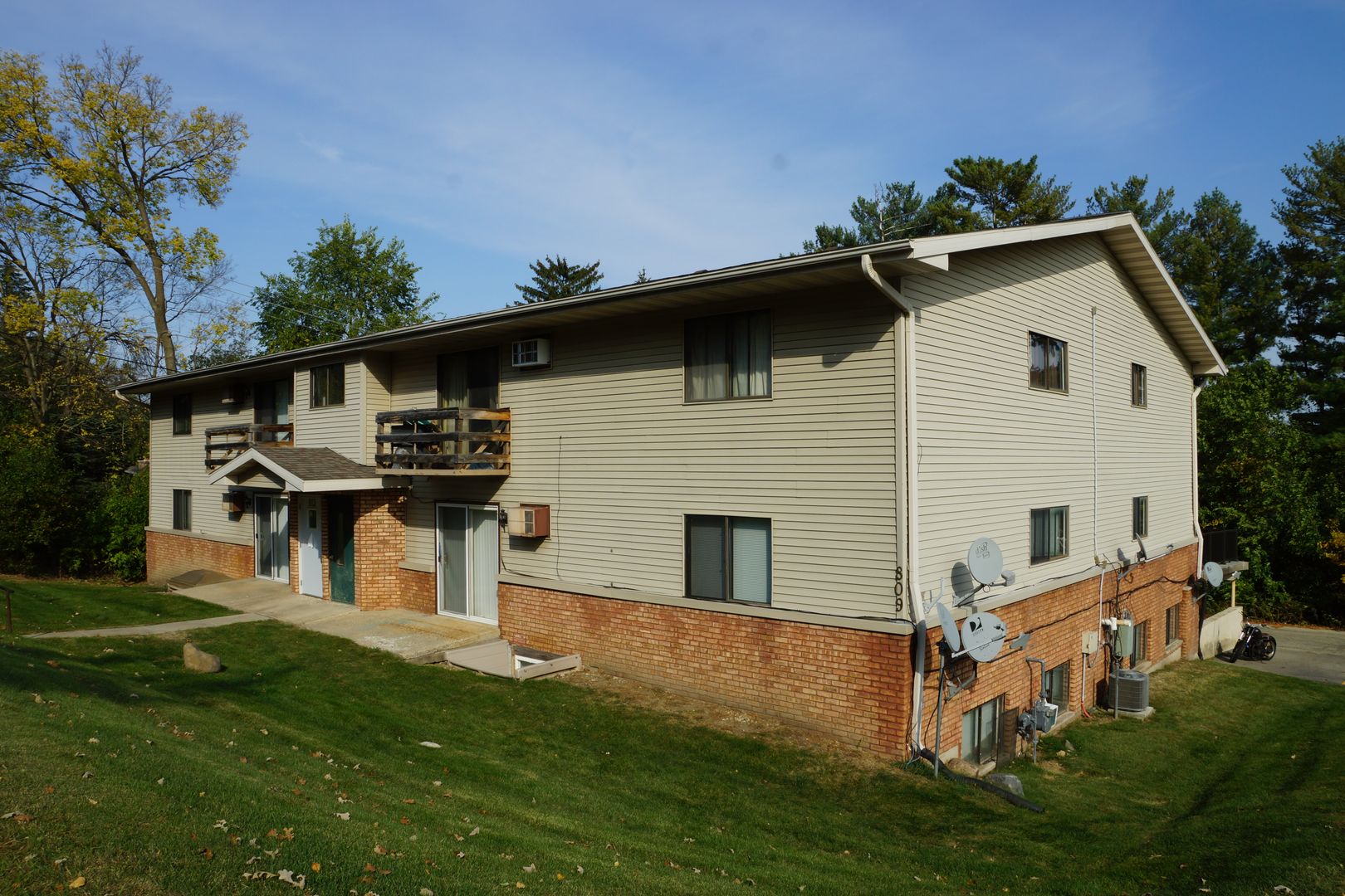 Stoughton Apartment: 717 Lincoln Avenue