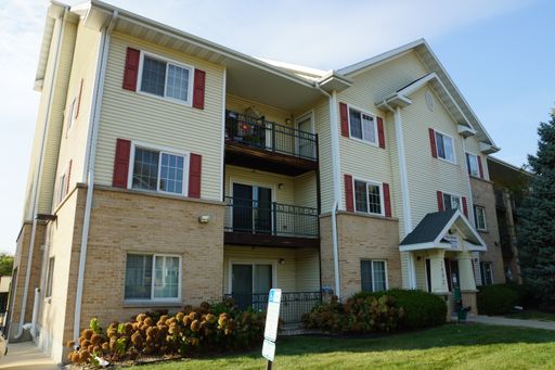 Pet-Friendly Spacious 2BR | 1 Baths | In-Unit Laundry – North Madison, DEN and FREE underground parking stall – photo 1