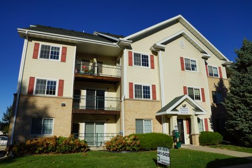 Pet-Friendly Spacious 1BR Loft | 1.5 Baths | In-Unit Laundry – North Madison – photo 1