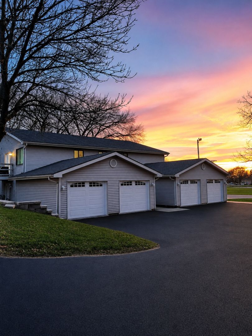 McFarland Apartment: 4705-4711 Siggelkow Rd