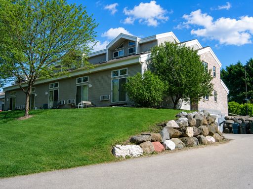 Stylish Loft Apartments Near the Madison Arboretum – Pet-Friendly & Prime Location! – photo 1