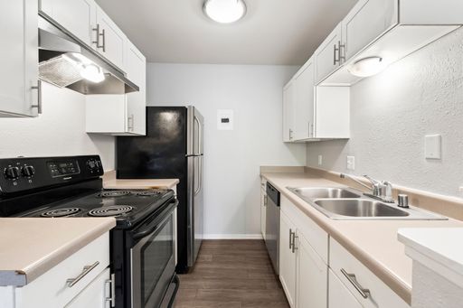 Gated Community, Laundry On-Site< Pet Friendly – photo 1
